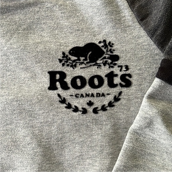 Roots | Women’s Size XS Gray and Black Colour Block Crew Neck - Picture 4 of 4